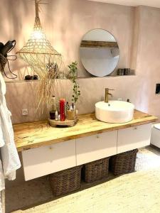 a bathroom with a sink and a mirror at Vidunderligt hus m/egen gårdhave - midt i centrum in Aalborg