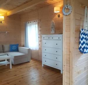 sala de estar con sofá y cómoda en Morska Osada Swarzewo, en Swarzewo