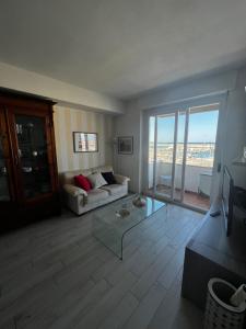 ein Wohnzimmer mit einem Sofa und einem Tisch in der Unterkunft Il Rituale del Mare in Porto Torres