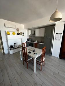 eine Küche mit einem Tisch und Stühlen im Zimmer in der Unterkunft Il Rituale del Mare in Porto Torres