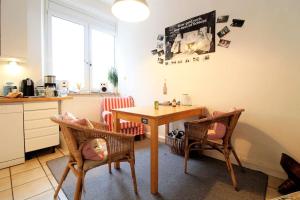 cocina con mesa y sillas en SPACIOUS for BIG GROUPS OKTOBERFEST / BAUMA en Múnich