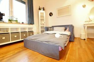 1 dormitorio con 1 cama en una habitación en SPACIOUS for BIG GROUPS OKTOBERFEST / BAUMA en Múnich