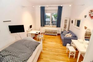 um quarto com uma cama e uma sala de estar em SPACIOUS for BIG GROUPS OKTOBERFEST / BAUMA em Munique