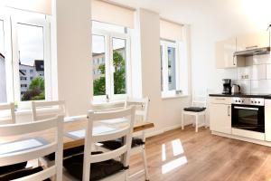 a kitchen and dining room with a table and chairs at Wunderschöne Ferienwohnung inmitten der Altstadt in Schwerin