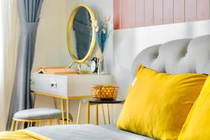 - une chambre avec un oreiller jaune et un miroir dans l'établissement Grand SaiGon Centre - RiverGate Residence, Free Gym&Pool, à Hô-Chi-Minh-Ville