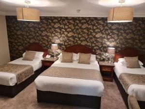 Letto o letti in una camera di Abbey Hotel Donegal