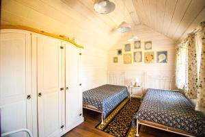 - une chambre avec 2 lits dans l'établissement Holiday House Folwark Jeleń, à Poniklica