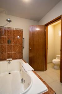 Kylpyhuone majoituspaikassa Auto Hotel Paraíso Inn