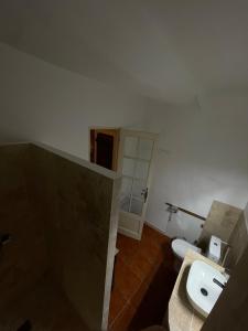Chambres d' hôtes l'Escalo à Moutiers-Ste-Marie (04360)的一间浴室