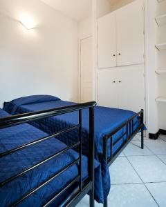 1 Schlafzimmer mit 2 Etagenbetten mit blauer Bettwäsche in der Unterkunft AMBRA Holiday Rooms in San Teodoro