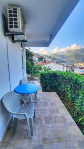 une table bleue et une chaise sur une terrasse dans l'établissement Apartmani Cupic, à Budva