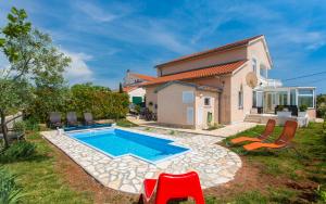 a house with a swimming pool in the yard at Holiday home Nika in Linardići