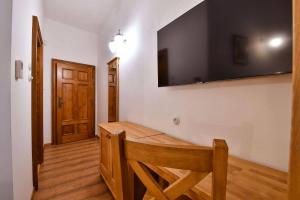 TV a/nebo společenská místnost v ubytování Zámek Castle Račice - Předzámčí Forecastle
