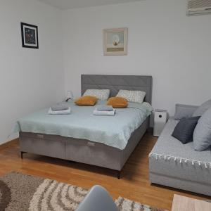 Postel nebo postele na pokoji v ubytování Manhattan studio Seboj Belvil
