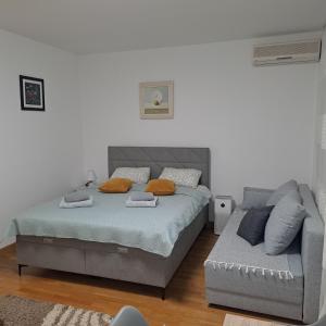 Postel nebo postele na pokoji v ubytování Manhattan studio Seboj Belvil