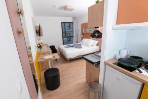 a small room with a bed and a small kitchen at Apparthotel Privilodges Toulon in Toulon