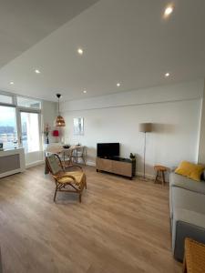 ein Wohnzimmer mit Sofa und Tisch in der Unterkunft North Sea Spirit in Zandvoort