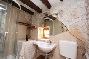łazienka z umywalką, toaletą i lustrem w obiekcie Apartment Midea w Rovinj +20 zdjęć
