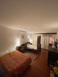 Chambres d' hôtes l'Escalo à Moutiers-Ste-Marie (04360)客房内的一张或多张床位