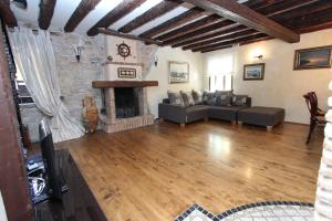 salon z kanapą i kominkiem w obiekcie Apartment Midea w Rovinj