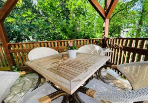 una mesa de madera y sillas en una terraza en Ferienwohnungen an der Salvatorkirche - Exklusiv-Apartments mit Terrasse, en Coburg