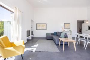 un soggiorno con divano e tavolo di Villa Botelha a Sagres