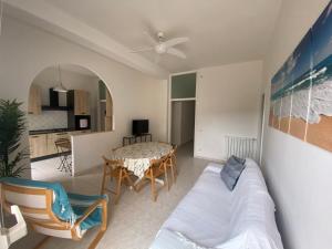 A kitchen or kitchenette at APPARTAMENTO CENTRALE SANTA MARINELLA