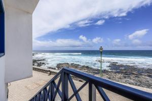 ein Balkon mit Blick auf das Meer in der Unterkunft Sweet La Ola in La Santa
