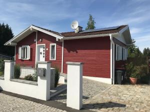 una pequeña casa roja con satélite en Haus Fjord, en Am See