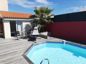 - une piscine dans l'arrière-cour d'une maison dans l'établissement Studio indépendant chez l'habitant avec piscine et cuisine extérieure, à La Rochelle