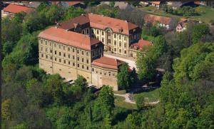 an overhead view of a large building with a red roof at Ferienhaus Brenda in Schillingsfürst