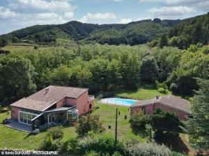 - une vue aérienne sur une maison et une piscine dans l'établissement Maison indépendante avec piscine, à Jaujac