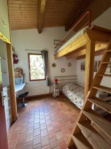 - une chambre avec des lits superposés et un escalier dans l'établissement Maison indépendante avec piscine, à Jaujac