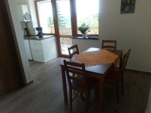 Kuchyňa alebo kuchynka v ubytovaní Apartmány 27