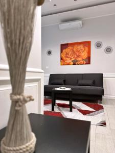 un salon avec un canapé et une table dans l'établissement Cuore D'aMare B&B, à Bari