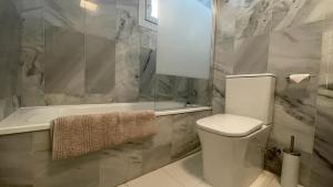 łazienka z toaletą i wanną w obiekcie Seaview Apartment Mira Andalus w mieście Sitio de Calahonda +10 zdjęć