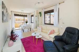 een woonkamer met een bank en een tafel bij Estrella 1 Spaniahome in Albir