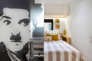 Zimmer mit einem Bett und einer schwarz-weißen Wand in der Unterkunft II-I Hub Luxury New Apartments in Barcelona