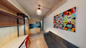 een kamer met een bank en een schilderij aan de muur bij IN Budapest Apartment 2 in Boedapest