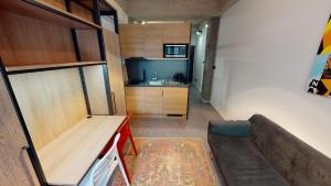 een kleine kamer met een tafel en een bank bij IN Budapest Apartment 2 in Boedapest