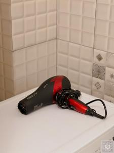 Un paraguas rojo y negro sobre un mostrador. en RentHouse Apartments Relax Studio, en Chişinău