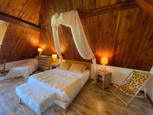 Llit o llits en una habitació de Maison d’hôtes les Méans