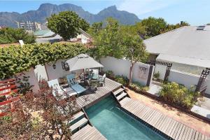 una vista aérea de una casa con piscina en Harfield Guest Villa, en Ciudad del Cabo
