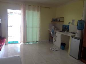 una sala de estar con una habitación con lavabo y ventana en Ricks Mangrove Beach Resort, en Maricaban