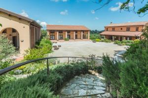 een extern uitzicht op een gebouw met een oprit bij Collina dei Poeti in Santarcangelo di Romagna