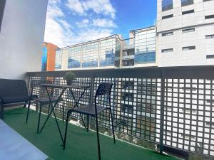 - un balcon avec une table et des chaises dans un bâtiment dans l'établissement Madrid Norte II by Oshun Apartments, à Madrid