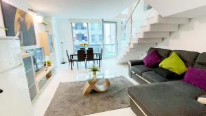 - un salon avec un canapé et une table dans l'établissement Madrid Norte II by Oshun Apartments, à Madrid