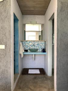 un baño con lavabo y espejo en Jauja, en San Javier 23 fotos más