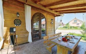 - une terrasse couverte en bois avec une table en bois dans l'établissement 2 Bedroom Beautiful Home In Vrbovec, à Poljana Vrbovečka