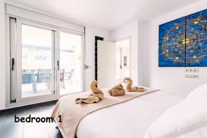 una camera da letto con due anatre di gomma sedute su un letto di Villa Collection Madroñal - Heated Pool BBQ XBox ad Adeje